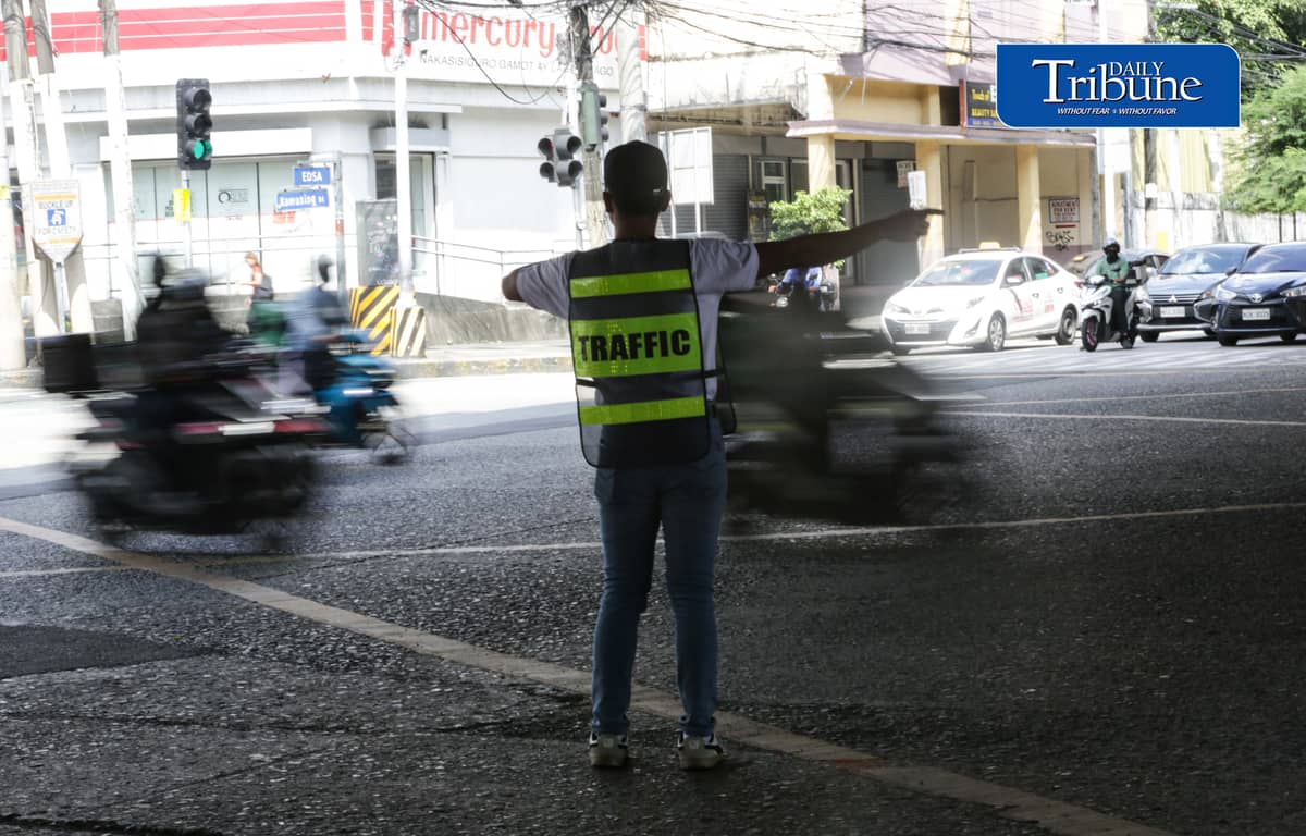 NEW TRAFFIC ENFORCERS TRAIN AHEAD OF NCAP RETURN
New traffic enforcers undergo training while directing vehicles at EDSA and Kamuning Avenue in Quezon City on Thursday, 1 October 2026.
The training focuses on discipline, core law enforcement skills and professionalism before personnel are deployed to major Metro Manila roads.
The No-Contact Apprehension Policy is set to resume on 5 October, according to announcements from several local governments, including Quezon City and Manila. | Analy Labor