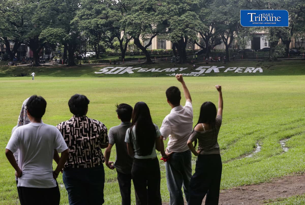 UP FACULTY PUSHES P50,000 ENTRY-LEVEL PAY
The All U.P. Academic Employees Union mounts a giant installation at the University of the Philippines Diliman in Quezon City on Thursday, 1 October 2026, calling for a P50,000 entry-level salary for teaching personnel in state universities and colleges and a P5,000 increase in the Personnel Economic Relief Allowance for government employees.
The action comes ahead of World Teachers’ Day on 5 October. | Analy Labor