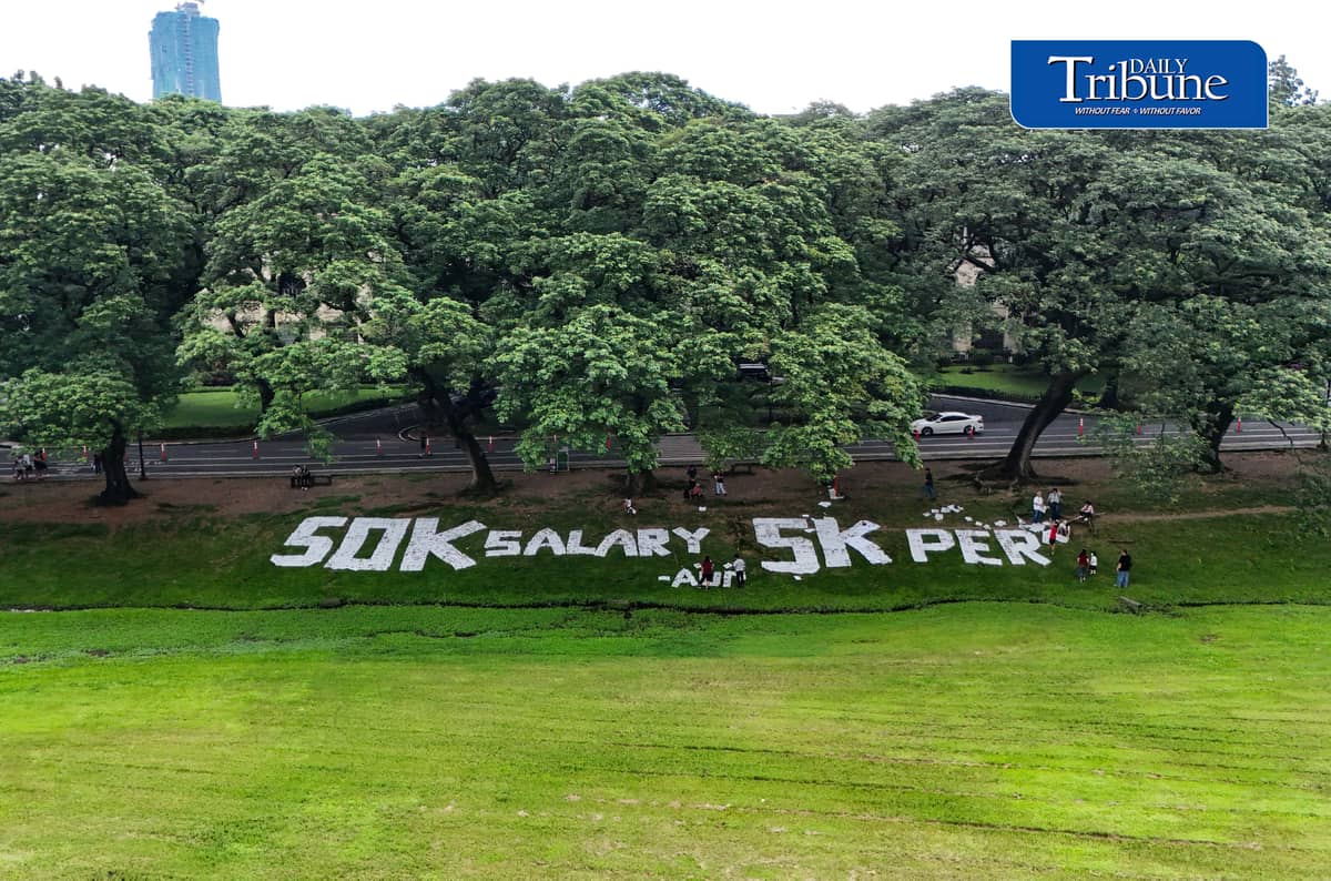 UP FACULTY PUSHES P50,000 ENTRY-LEVEL PAY
The All U.P. Academic Employees Union mounts a giant installation at the University of the Philippines Diliman in Quezon City on Thursday, 1 October 2026, calling for a P50,000 entry-level salary for teaching personnel in state universities and colleges and a P5,000 increase in the Personnel Economic Relief Allowance for government employees.
The action comes ahead of World Teachers’ Day on 5 October. | Analy Labor
