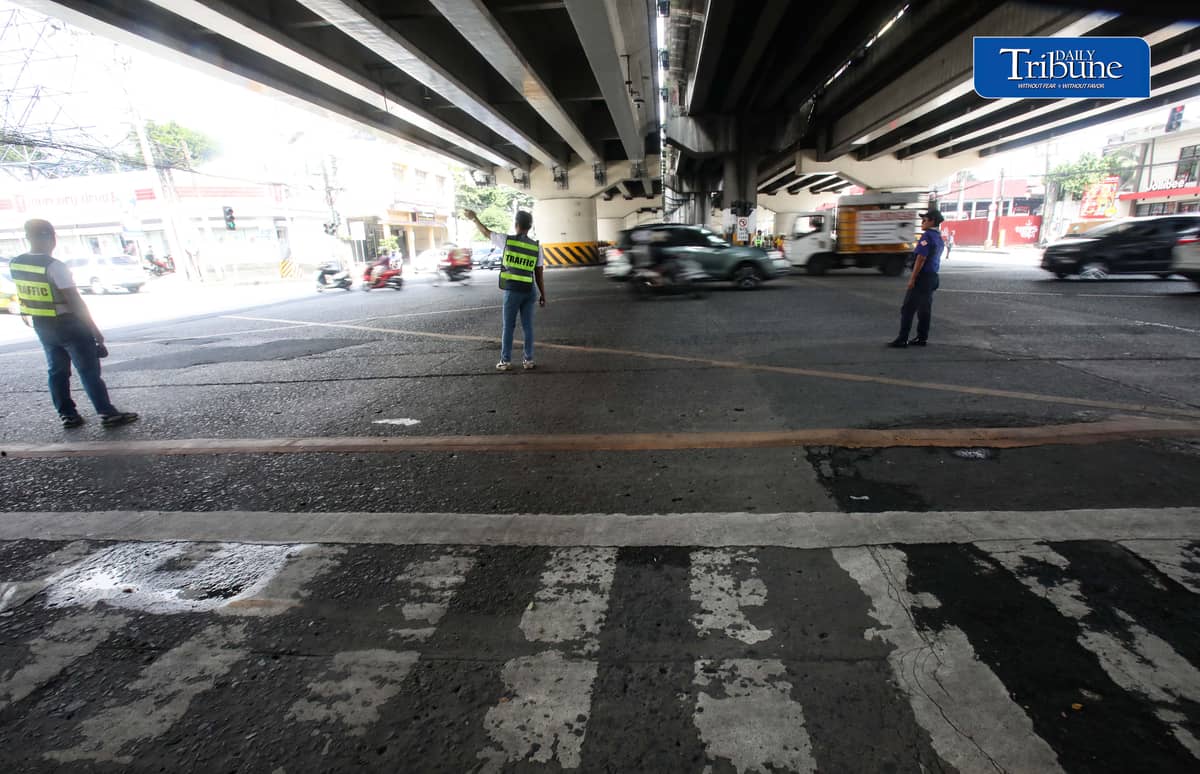 NEW TRAFFIC ENFORCERS TRAIN AHEAD OF NCAP RETURN
New traffic enforcers undergo training while directing vehicles at EDSA and Kamuning Avenue in Quezon City on Thursday, 1 October 2026.
The training focuses on discipline, core law enforcement skills and professionalism before personnel are deployed to major Metro Manila roads.
The No-Contact Apprehension Policy is set to resume on 5 October, according to announcements from several local governments, including Quezon City and Manila. | Analy Labor