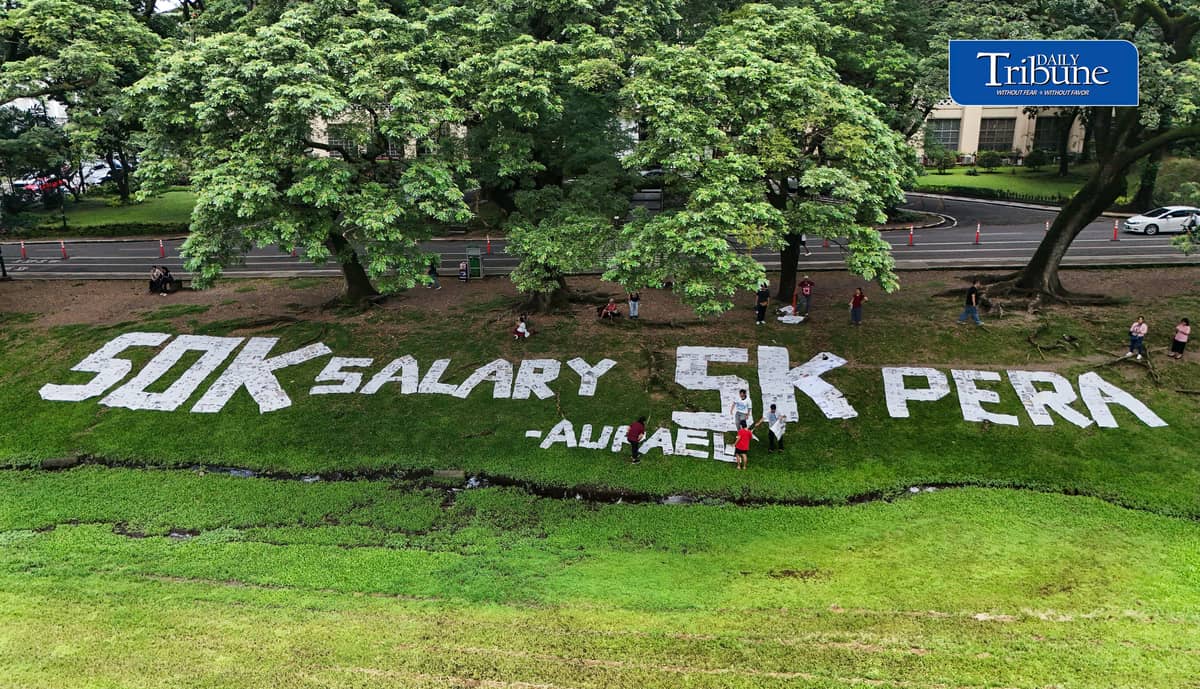 UP FACULTY PUSHES P50,000 ENTRY-LEVEL PAY
The All U.P. Academic Employees Union mounts a giant installation at the University of the Philippines Diliman in Quezon City on Thursday, 1 October 2026, calling for a P50,000 entry-level salary for teaching personnel in state universities and colleges and a P5,000 increase in the Personnel Economic Relief Allowance for government employees.
The action comes ahead of World Teachers’ Day on 5 October. | Analy Labor