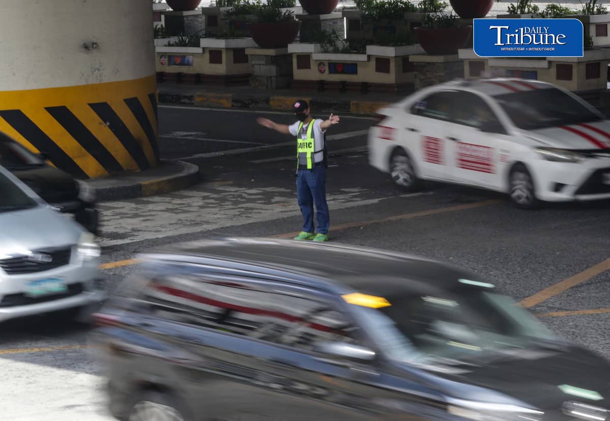 NEW TRAFFIC ENFORCERS TRAIN AHEAD OF NCAP RETURN
New traffic enforcers undergo training while directing vehicles at EDSA and Kamuning Avenue in Quezon City on Thursday, 1 October 2026.
The training focuses on discipline, core law enforcement skills and professionalism before personnel are deployed to major Metro Manila roads.
The No-Contact Apprehension Policy is set to resume on 5 October, according to announcements from several local governments, including Quezon City and Manila. | Analy Labor