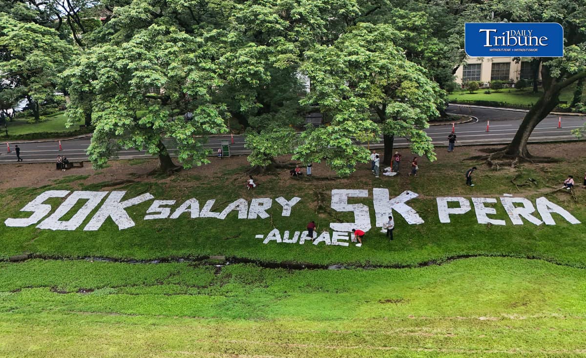 UP FACULTY PUSHES P50,000 ENTRY-LEVEL PAY
The All U.P. Academic Employees Union mounts a giant installation at the University of the Philippines Diliman in Quezon City on Thursday, 1 October 2026, calling for a P50,000 entry-level salary for teaching personnel in state universities and colleges and a P5,000 increase in the Personnel Economic Relief Allowance for government employees.
The action comes ahead of World Teachers’ Day on 5 October. | Analy Labor
