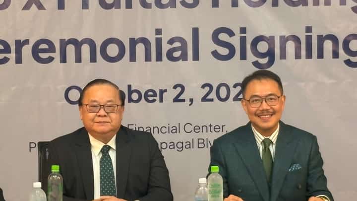 PNB President and CEO Edwin R. Bautista and Fruitas Holdings Inc. Founder and CEO Lester C. Yu during the signing of the P750-million facility agreement between Philippine National Bank and Fruitas Holdings Inc.
