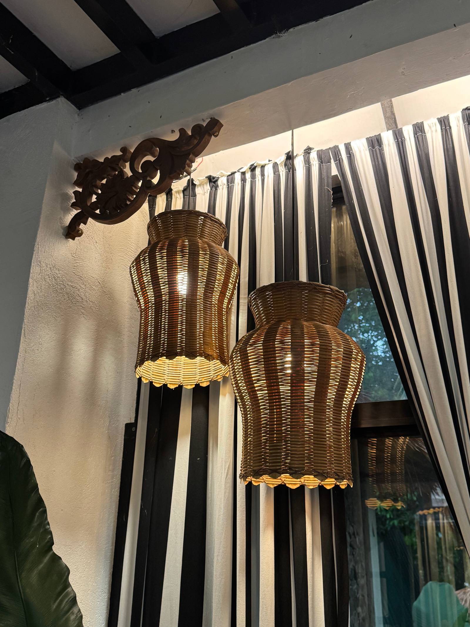 USING salvaged wood offcuts and locally sourced bamboo, IDr. Greggy Saliba designed custom pendant lights that became focal points throughout the property.