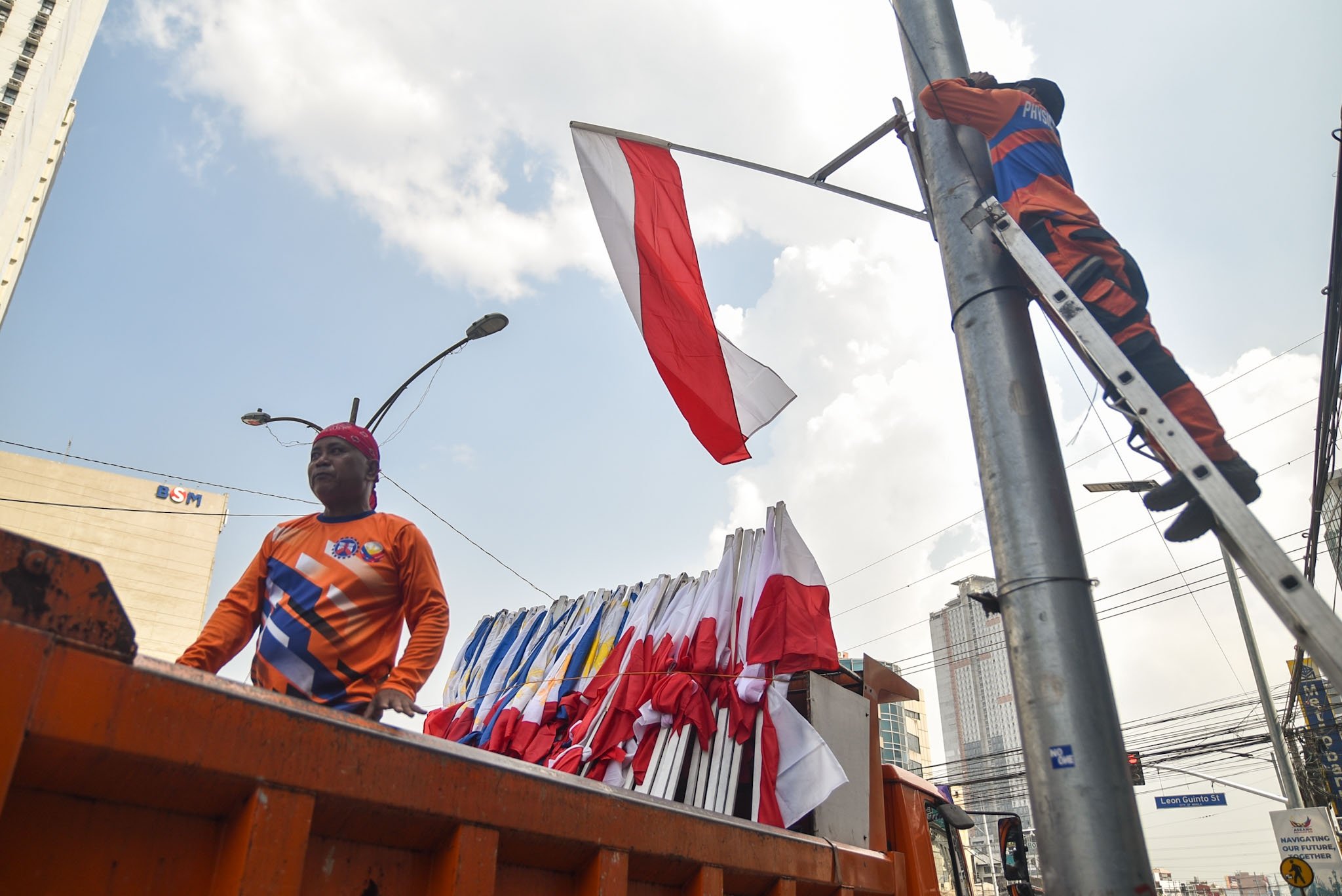 Polish flags installed ahead of Nawrocki’s state visit