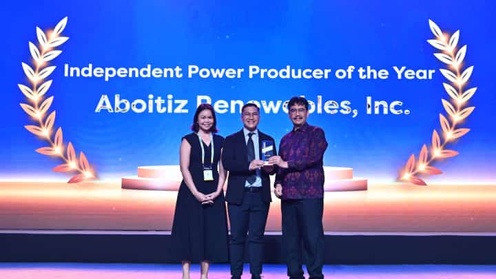 (L-R) Aboitiz Renewables, represented by Head of Corporate Communications Meg Racho and VP for Project Development – Solar Rolando Vergara, receives the Independent Power Producer of the Year award at the Enlit Asia Power & Energy Awards 2026.