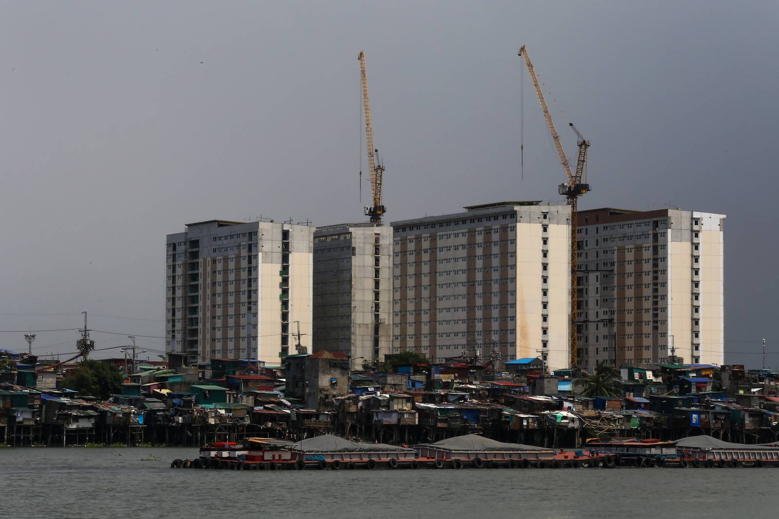 Informal settlements line the Pasig River in Manila on 02 October 2026. The communities face increased exposure to extreme heat as El Niño is expected to intensify, with a Climate Impact Lab study projecting about 6,500 excess heat-related deaths in the Philippines from June 2026 to February 2027 as temperatures rise above historical averages.