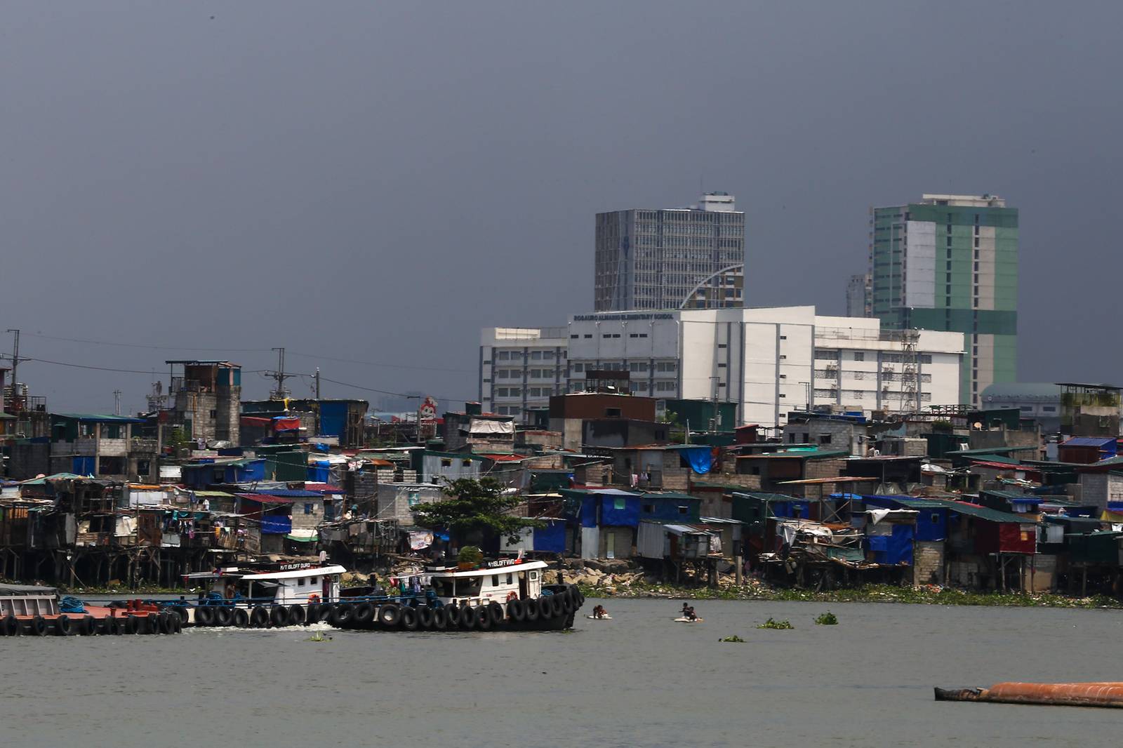 Informal settlements line the Pasig River in Manila on 02 October 2026. The communities face increased exposure to extreme heat as El Niño is expected to intensify, with a Climate Impact Lab study projecting about 6,500 excess heat-related deaths in the Philippines from June 2026 to February 2027 as temperatures rise above historical averages.
