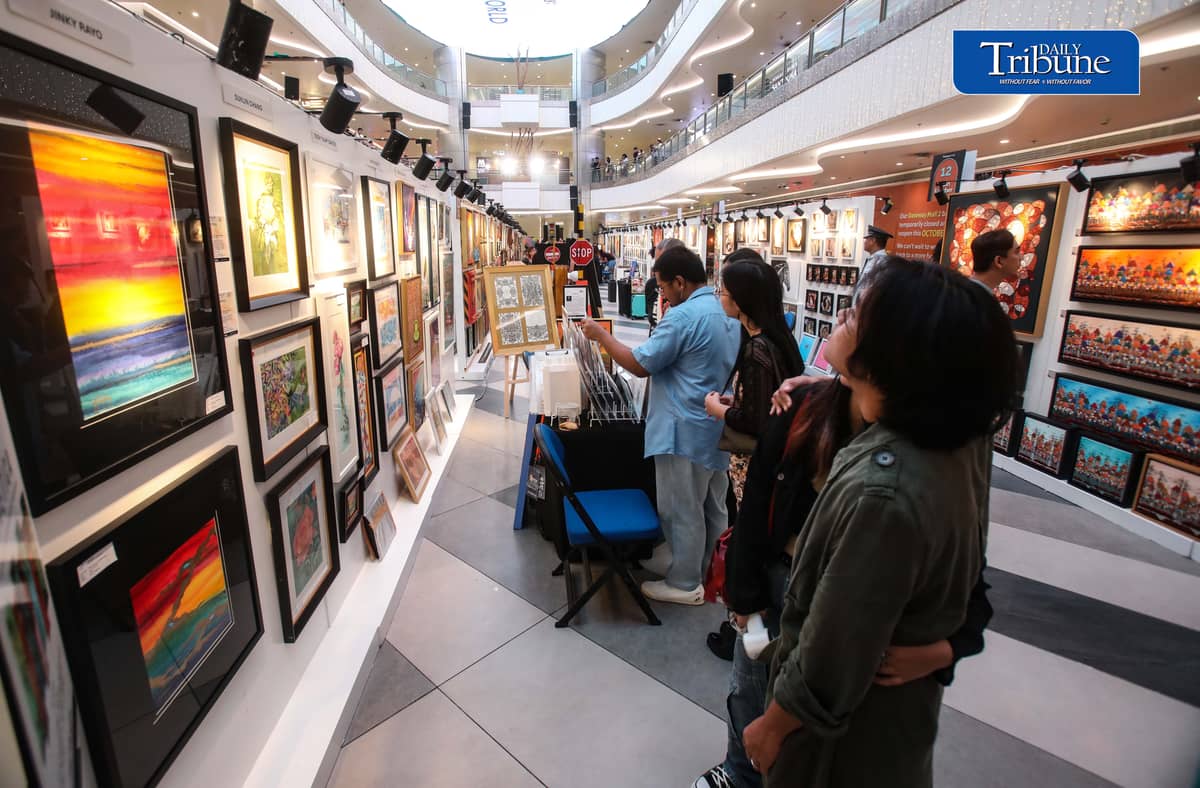 (October 03 2026) Mall goers visit at the 3rd day of 5th Gateway Art fair 2026 in Araneta City on Saturday October 3 2026, about 244 local artists and Art collectives participating for four days of exhibitions. The Art Fair is bring audiences closer to the creative process itself, they can attend public art talks and watch artists live painting demonstrations. Photo/Analy Labor