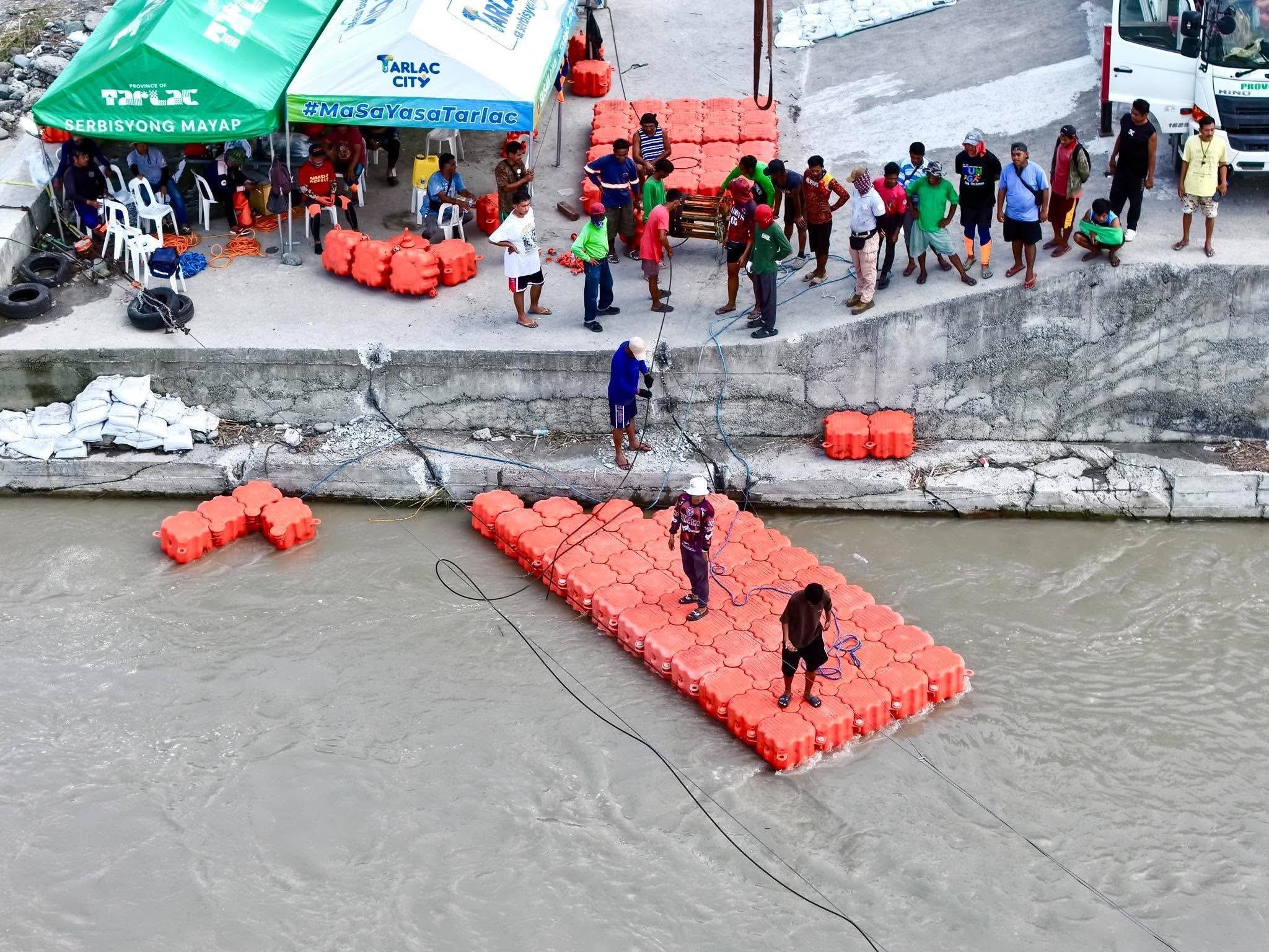 Pontoons installed as alternate crossing after Tarlac bridge collapse