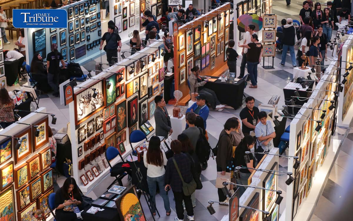 (October 03 2026) Mall goers visit at the 3rd day of 5th Gateway Art fair 2026 in Araneta City on Saturday October 3 2026, about 244 local artists and Art collectives participating for four days of exhibitions. The Art Fair is bring audiences closer to the creative process itself, they can attend public art talks and watch artists live painting demonstrations. Photo/Analy Labor