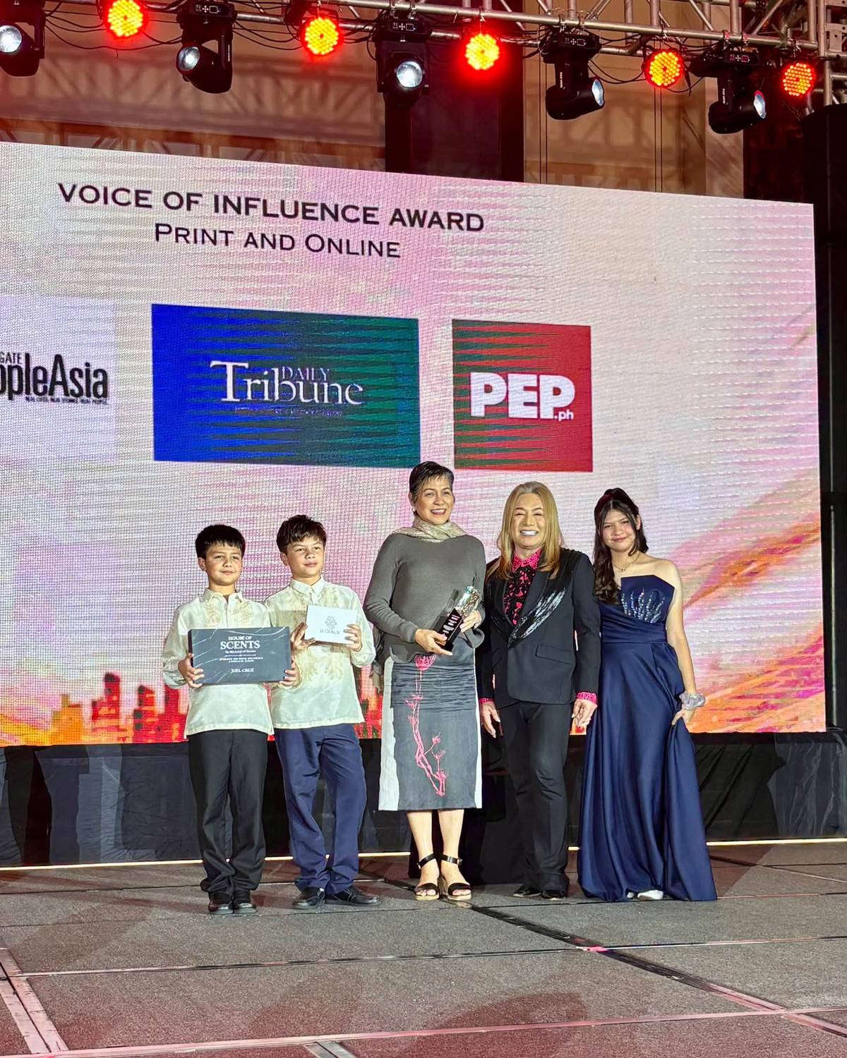DAILY TRIBUNE receives Aficionado’s Most Valued Media Partnership award. Brand Partnerships director Chingkee Mangcucang (middle) accepted the recognition. on behalf of the publication.