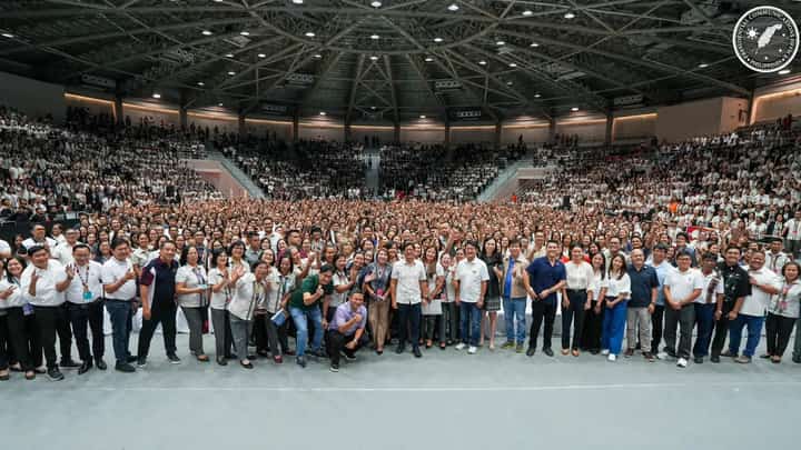 PBBM leads oath-taking of 4,125 newly promoted, hired DepEd personnel in Region 2