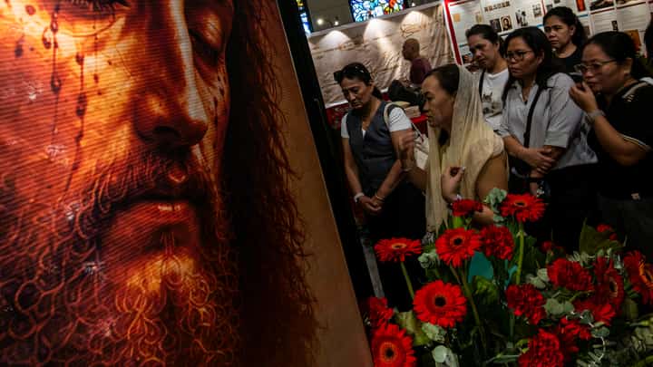 SHROUD OF TURIN EXHIBIT DRAWS FAITHFUL