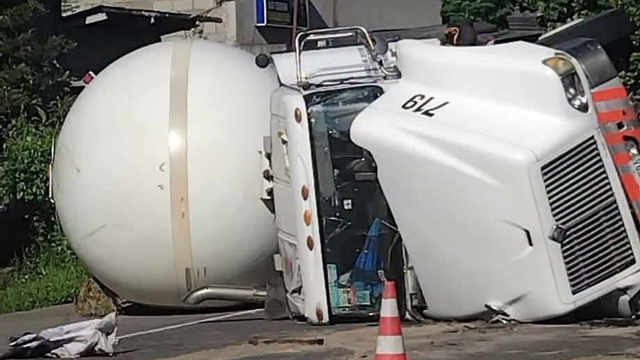 Overturned LPG tanker triggers road closure, evacuation