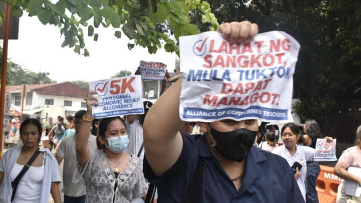 Protest near Palace turns violent on eve of World Teachers' Day
