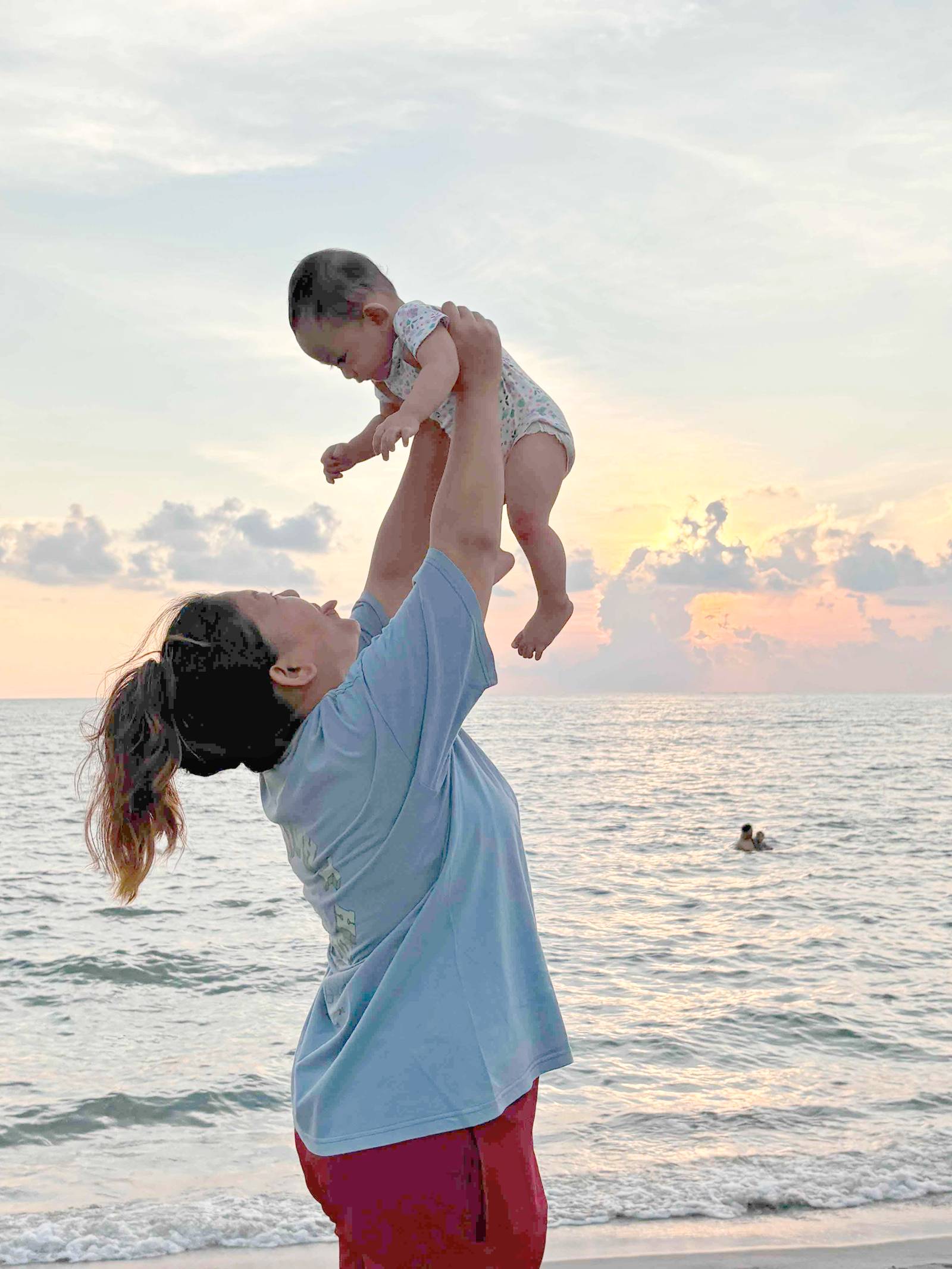 STEPHANIE Bless Ayeng enjoys the sea breeze with her seven-month-old child, Zephry Allem, during their visit at a beach resort in Cabangan. The mother and daughter traveled all the way from Quezon province to check the beauty of Zambales.