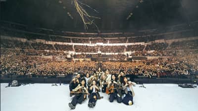 MEMBERS of Ben&Ben: Paolo Benjamin Guico (from left), Miguel Benjamin Guico (right side front), Poch Barretto (behind Miguel), Agnes Reoma (center, back), Pat Lasaten (right, front), Toni Muñoz (behind Jam), Andrew De Pano (behind Pat), Keifer Cabugao (behind Paolo), and Jam Villanueva (center) at the 'Saranggola the Concert.'
