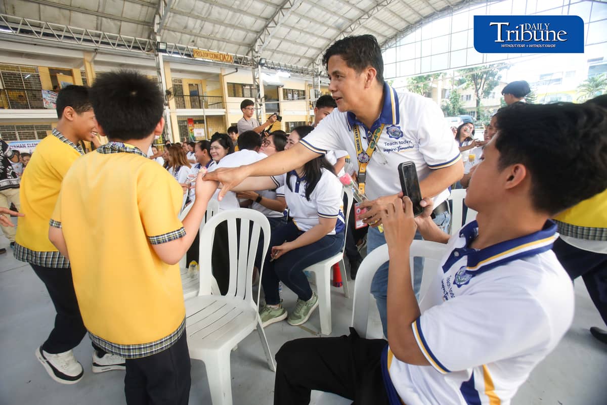 (October 05 2026) The students at Pinyahan Elementary School in Quezon City, gave flowers to their teachers to express their gratitude for their teaching and care while at the school, as they celebrate the National and World Teachers' Day on Monday October 5 2026. Photo/Analy Labor