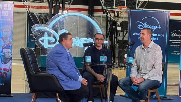 NLEX head coach Jimmy Alapag (middle) shares the limelight alongside ESPN journalists Brian Windhorst and Tim MacMahon during a podcast on Monday at Robinson’s Galleria.