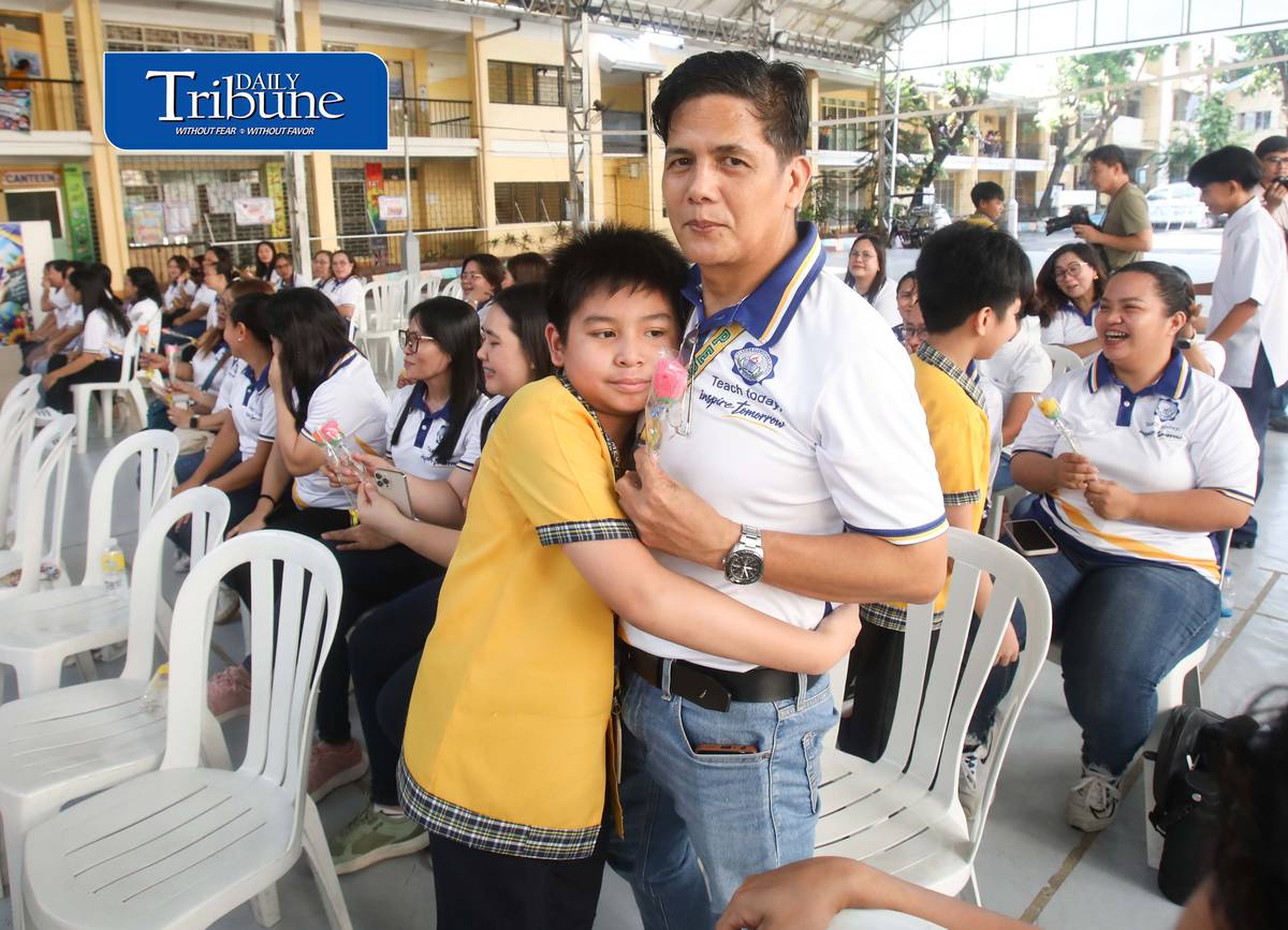 (October 05 2026) The students at Pinyahan Elementary School in Quezon City, gave flowers to their teachers to express their gratitude for their teaching and care while at the school, as they celebrate the National and World Teachers' Day on Monday October 5 2026. Photo/Analy Labor