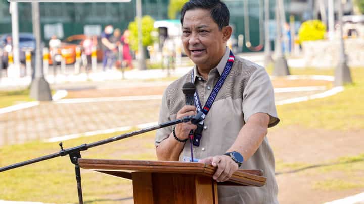 Albay Gov. Noel Rosal at flag-raising ceremony