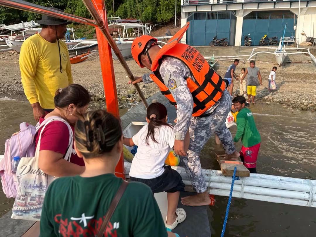 Coast Guard ferries students past Batangas landslide