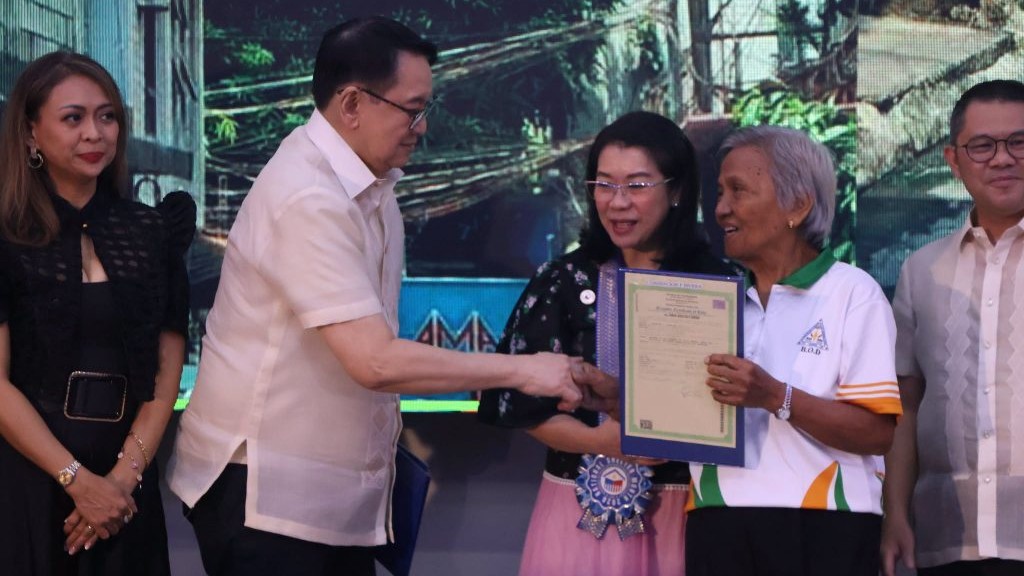 QC families receive land titles from SHFC