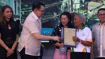 QC families receive land titles from SHFC