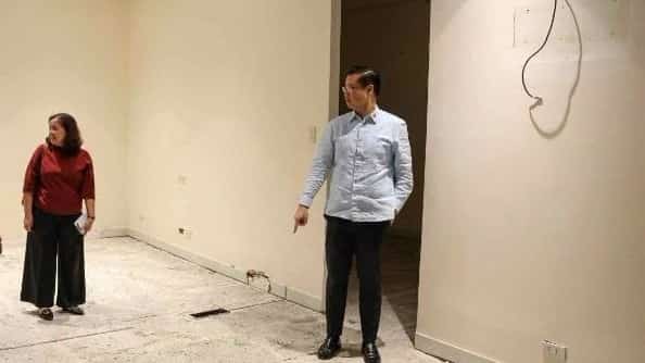 EMPTY office Senate President Win Gatchalian inspects the office vacated by Sen. Jinggoy Estrada on Tuesday. Estrada’s camp said the office was turned over bare to Senate President Pro Tempore Vicente Sotto III as part of standard practice.