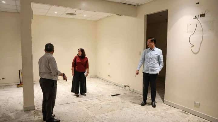 EMPTY office Senate President Win Gatchalian inspects the office vacated by Sen. Jinggoy Estrada on Tuesday. Estrada’s camp said the office was turned over bare to Senate President Pro Tempore Vicente Sotto III as part of standard practice.