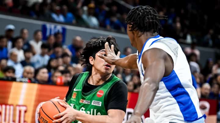 SULTAN Baruwa of Ateneo tries to stop Jacob Cortez of La Salle during their UAAP Season 89 men’s basketball tournament game on Wednesday at the Mall of Asia Arena. The Green Archers prevailed, 83-76.