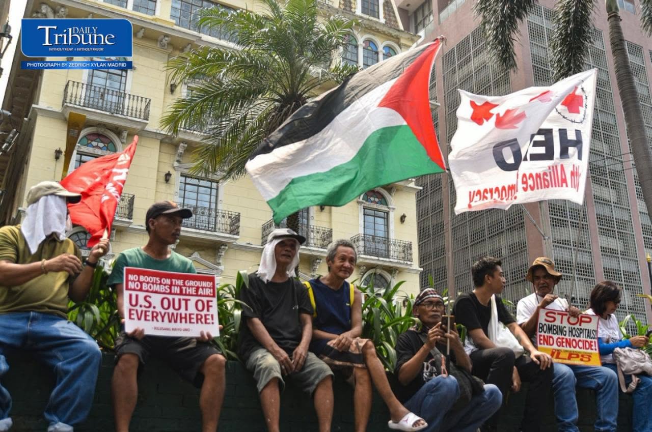 Cops block pro-Palestinian demonstrators marching toward U.S. Embassy
