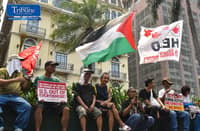 Cops block pro-Palestinian demonstrators marching toward U.S. Embassy