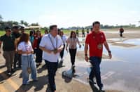 Camarines Norte Gov. Ricarte Padilla (left, front) welcomes DSWD Secretary Rex Gatchalian (right) on Wednesday, 7 October.
