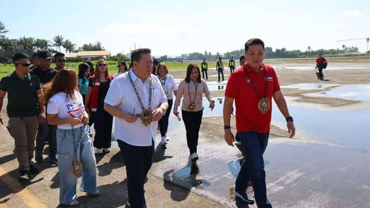 Camarines Norte Gov. Ricarte Padilla (left, front) welcomes DSWD Secretary Rex Gatchalian (right) on Wednesday, 7 October.