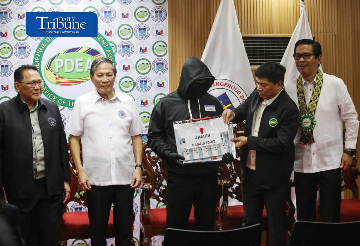 P9.1-M REWARD FOR DRUG TIPSTERS
PDEA awards a total of P9.15 million in cash incentives to 28 civilian informants whose information helped authorities seize illegal drugs in operations nationwide.
PDEA chief Isagani Nerez, DDB Secretary Oscar Valenzuela and House dangerous drugs committee chair Rep. Mark Anthony Santos led the turnover under Operation: Private Eye in Quezon City on Thursday, 8 October.
📷 Analy Labor
