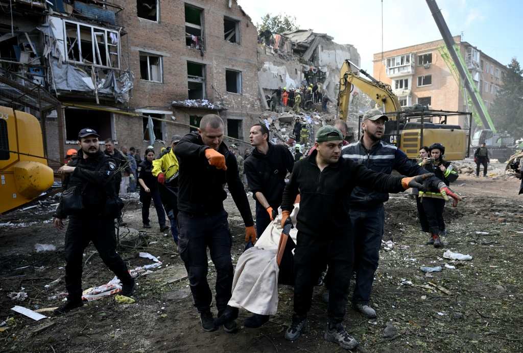 Russian strikes kill 15 in Ukraine