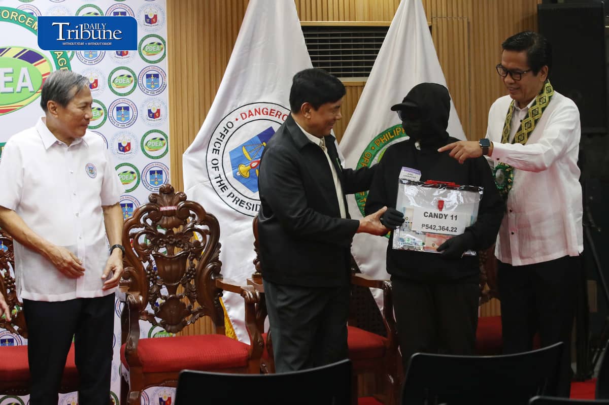 P9.1-M REWARD FOR DRUG TIPSTERS
PDEA awards a total of P9.15 million in cash incentives to 28 civilian informants whose information helped authorities seize illegal drugs in operations nationwide.
PDEA chief Isagani Nerez, DDB Secretary Oscar Valenzuela and House dangerous drugs committee chair Rep. Mark Anthony Santos led the turnover under Operation: Private Eye in Quezon City on Thursday, 8 October.
📷 Analy Labor