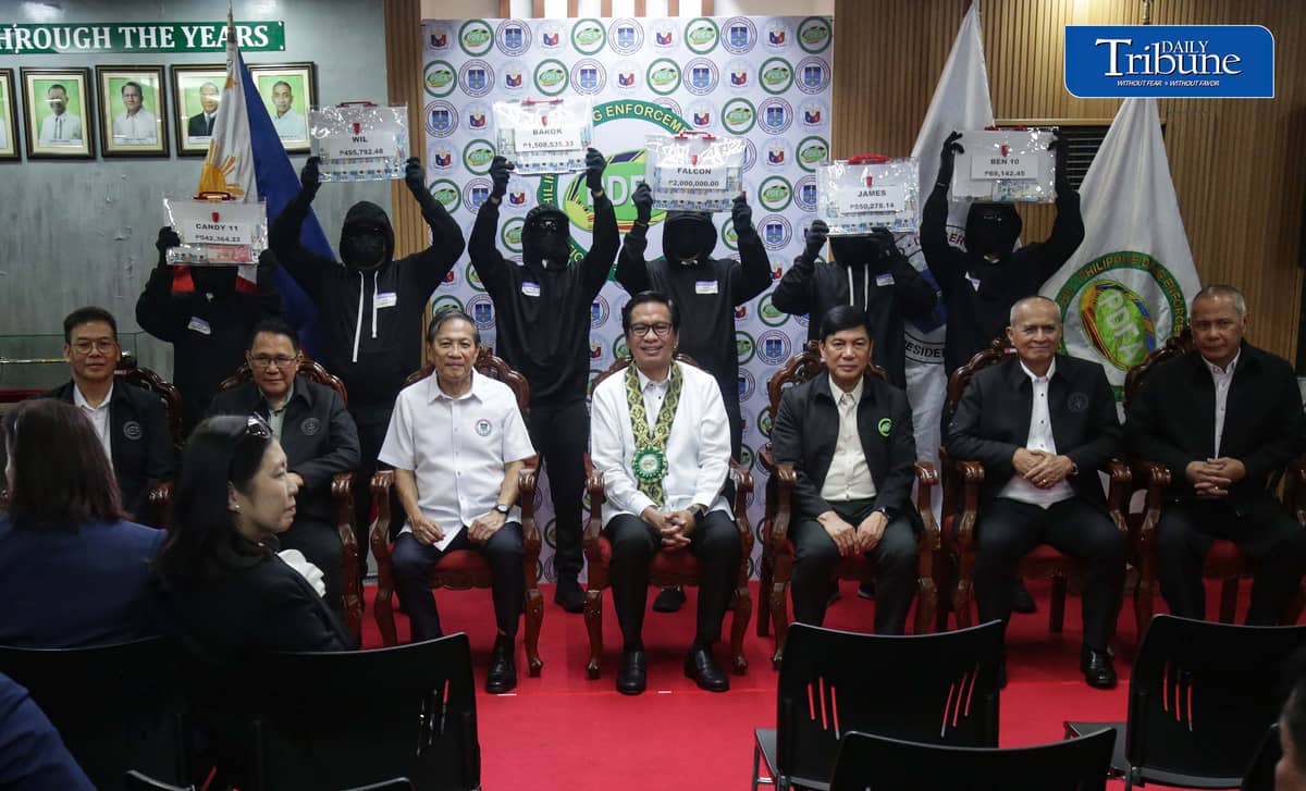 P9.1-M REWARD FOR DRUG TIPSTERS
PDEA awards a total of P9.15 million in cash incentives to 28 civilian informants whose information helped authorities seize illegal drugs in operations nationwide.
PDEA chief Isagani Nerez, DDB Secretary Oscar Valenzuela and House dangerous drugs committee chair Rep. Mark Anthony Santos led the turnover under Operation: Private Eye in Quezon City on Thursday, 8 October.
📷 Analy Labor
