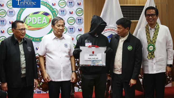 P9.1-M REWARD FOR DRUG TIPSTERS
PDEA awards a total of P9.15 million in cash incentives to 28 civilian informants whose information helped authorities seize illegal drugs in operations nationwide.
PDEA chief Isagani Nerez, DDB Secretary Oscar Valenzuela and House dangerous drugs committee chair Rep. Mark Anthony Santos led the turnover under Operation: Private Eye in Quezon City on Thursday, 8 October.
📷 Analy Labor