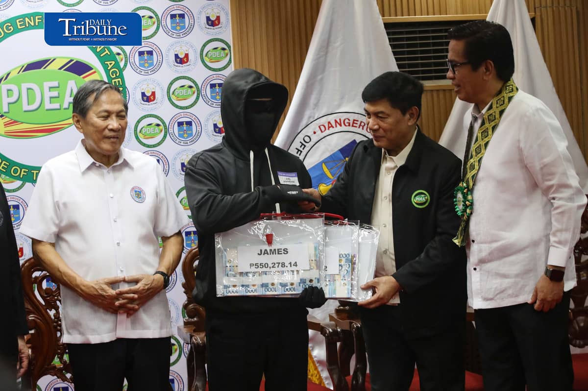 P9.1-M REWARD FOR DRUG TIPSTERS
PDEA awards a total of P9.15 million in cash incentives to 28 civilian informants whose information helped authorities seize illegal drugs in operations nationwide.
PDEA chief Isagani Nerez, DDB Secretary Oscar Valenzuela and House dangerous drugs committee chair Rep. Mark Anthony Santos led the turnover under Operation: Private Eye in Quezon City on Thursday, 8 October.
📷 Analy Labor