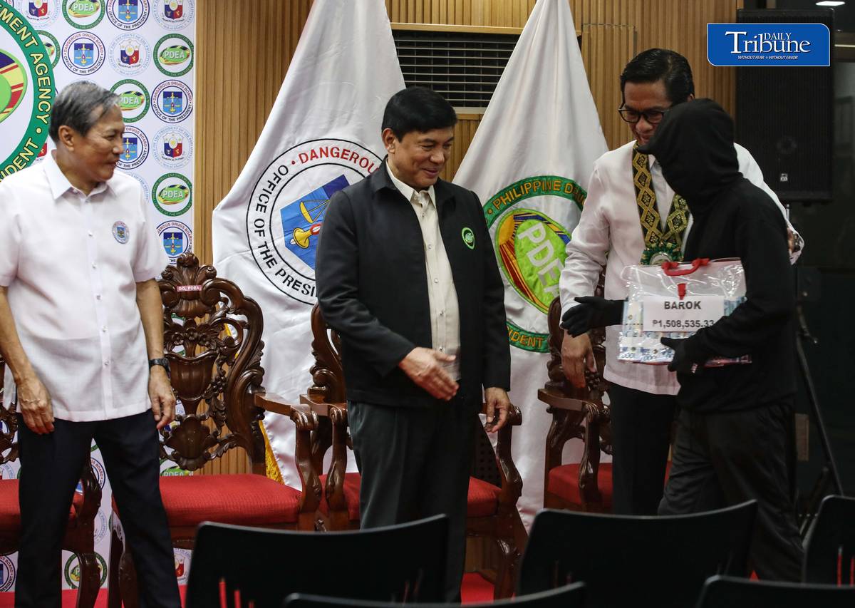 P9.1-M REWARD FOR DRUG TIPSTERS
PDEA awards a total of P9.15 million in cash incentives to 28 civilian informants whose information helped authorities seize illegal drugs in operations nationwide.
PDEA chief Isagani Nerez, DDB Secretary Oscar Valenzuela and House dangerous drugs committee chair Rep. Mark Anthony Santos led the turnover under Operation: Private Eye in Quezon City on Thursday, 8 October.
📷 Analy Labor