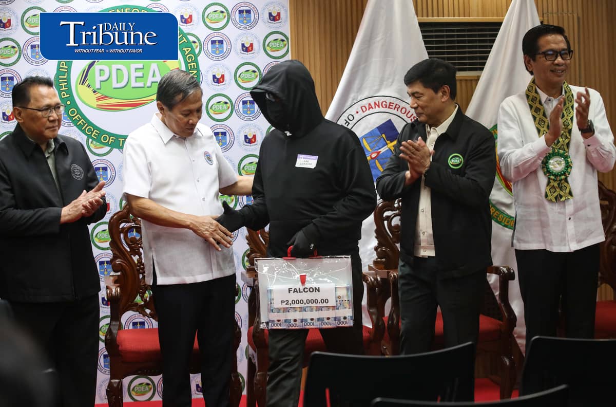 P9.1-M REWARD FOR DRUG TIPSTERS
PDEA awards a total of P9.15 million in cash incentives to 28 civilian informants whose information helped authorities seize illegal drugs in operations nationwide.
PDEA chief Isagani Nerez, DDB Secretary Oscar Valenzuela and House dangerous drugs committee chair Rep. Mark Anthony Santos led the turnover under Operation: Private Eye in Quezon City on Thursday, 8 October.
📷 Analy Labor