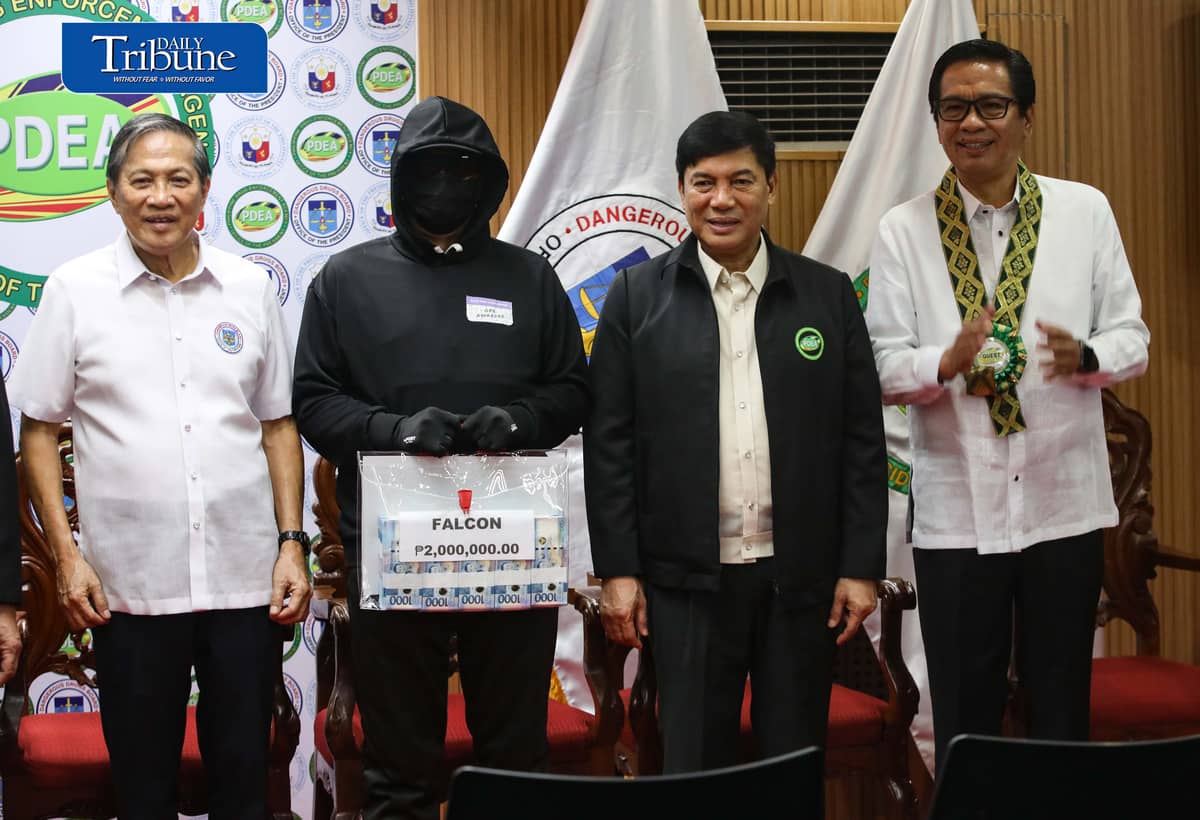 P9.1-M REWARD FOR DRUG TIPSTERS
PDEA awards a total of P9.15 million in cash incentives to 28 civilian informants whose information helped authorities seize illegal drugs in operations nationwide.
PDEA chief Isagani Nerez, DDB Secretary Oscar Valenzuela and House dangerous drugs committee chair Rep. Mark Anthony Santos led the turnover under Operation: Private Eye in Quezon City on Thursday, 8 October.
📷 Analy Labor