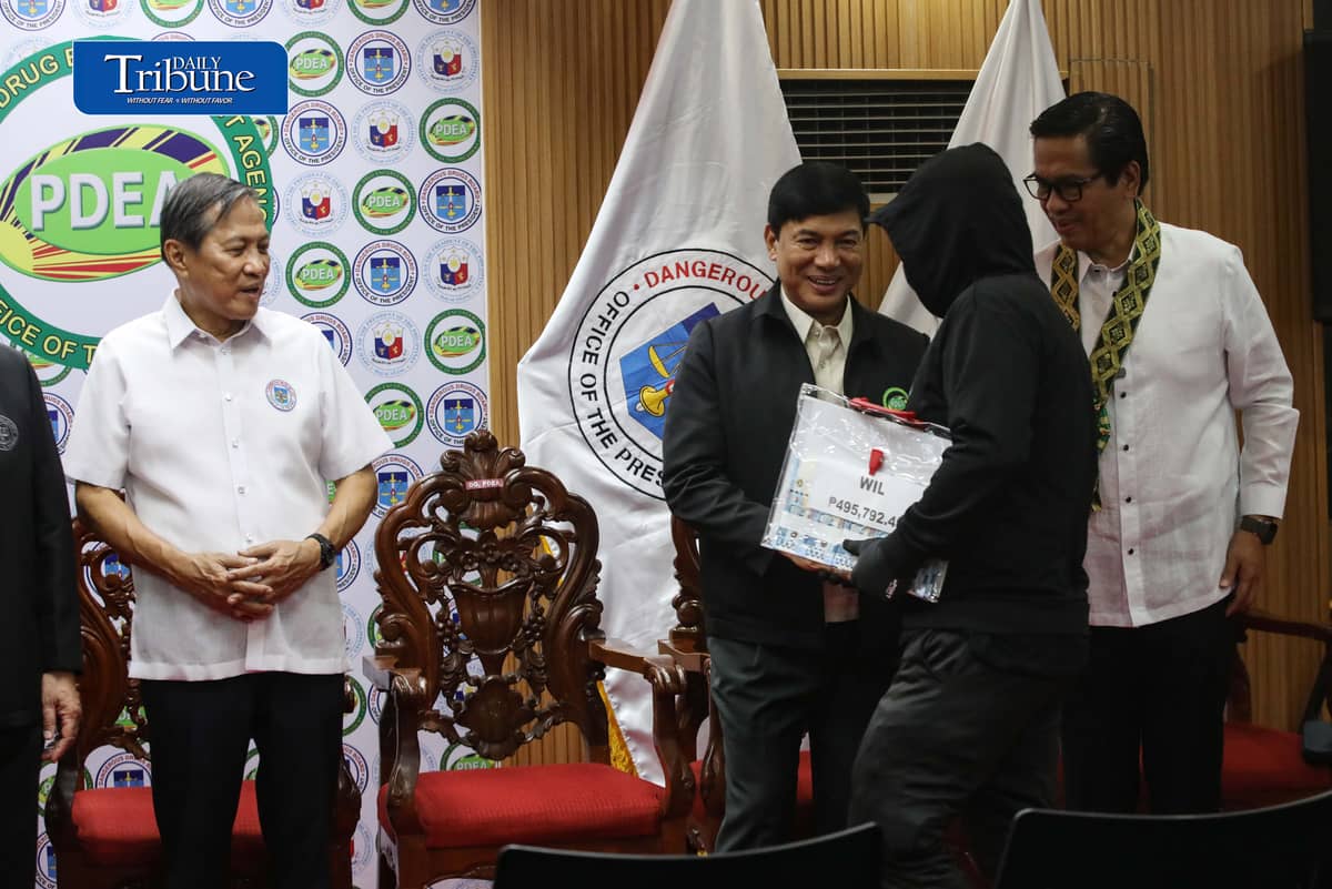 P9.1-M REWARD FOR DRUG TIPSTERS
PDEA awards a total of P9.15 million in cash incentives to 28 civilian informants whose information helped authorities seize illegal drugs in operations nationwide.
PDEA chief Isagani Nerez, DDB Secretary Oscar Valenzuela and House dangerous drugs committee chair Rep. Mark Anthony Santos led the turnover under Operation: Private Eye in Quezon City on Thursday, 8 October.
📷 Analy Labor