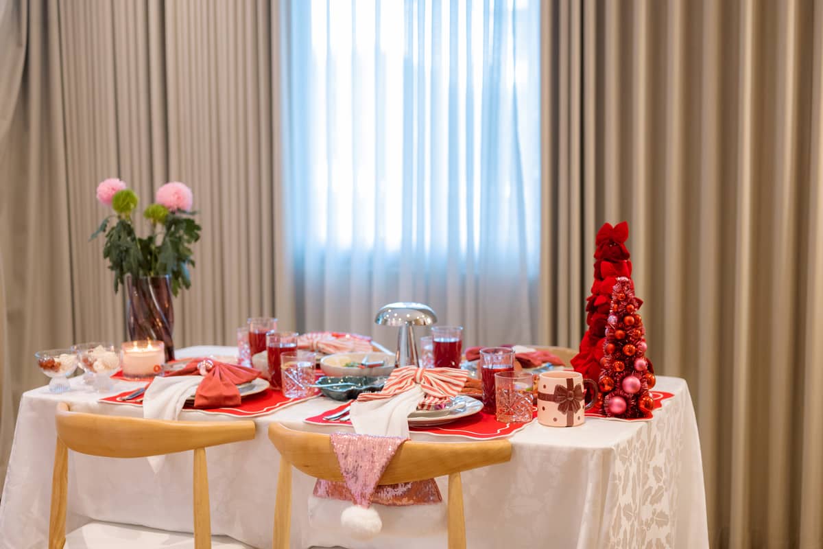 SET a festive scene with Christmas table décor that brings holiday charm to every gathering.