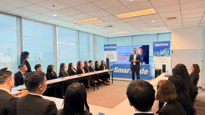 ATFX chairman Joe Li discusses leadership, public trust and credibility with the SmarTrade team, which serves as ATFX’s education partner in championing financial literacy in the Philippines.