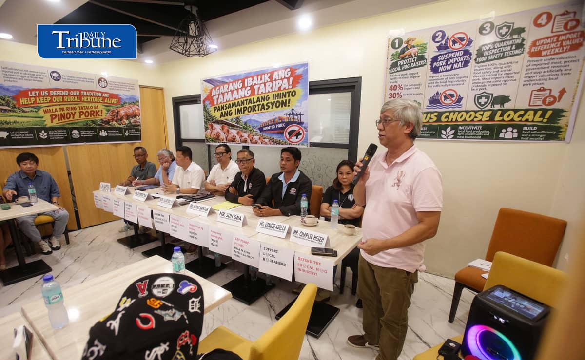 HOG FARMERS PUSH FOR HIGHER PORK IMPORT TARIFFS
Samahang Industriya ng Agrikultura (SINAG) chairman Rosendo So and National Federation of Hog Farmers Inc. president Chester Tan call on the government to restore pork import tariffs to 40 percent for out-of-quota imports and 30 percent for in-quota shipments during a press conference in Quezon City on Friday, 9 October 2026.
The groups say farmgate prices have fallen to P90 to P120 per kilogram despite rising production costs, leaving hog raisers with estimated losses of P5,000 to P9,000 per animal.
They also urge authorities to suspend the release of imported frozen pork from cold storage facilities, strengthen quarantine measures and conduct full inspections of imported meat at ports.
Photo by Analy Labor